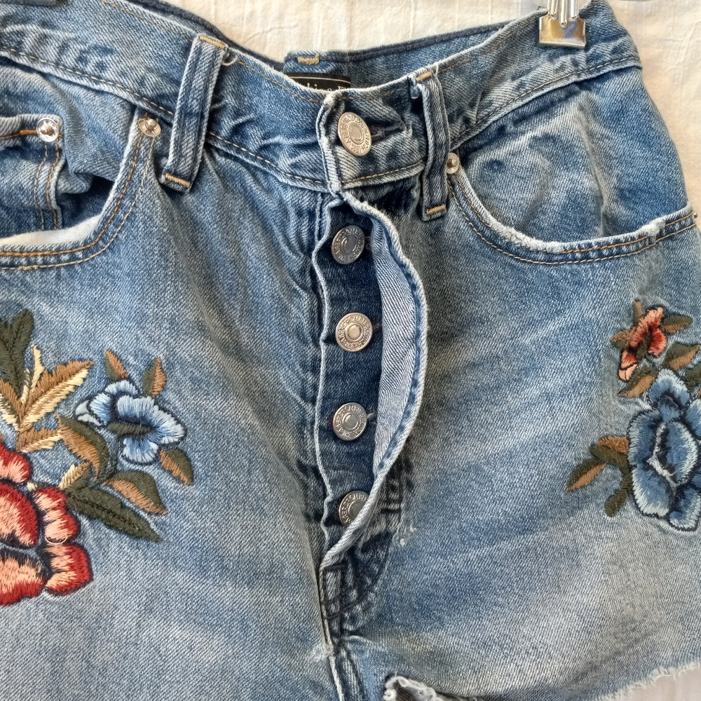 🐾HOST PICK🐾 Abercrombie & Fitch high waisted  embroidered denim shorts, sz 2